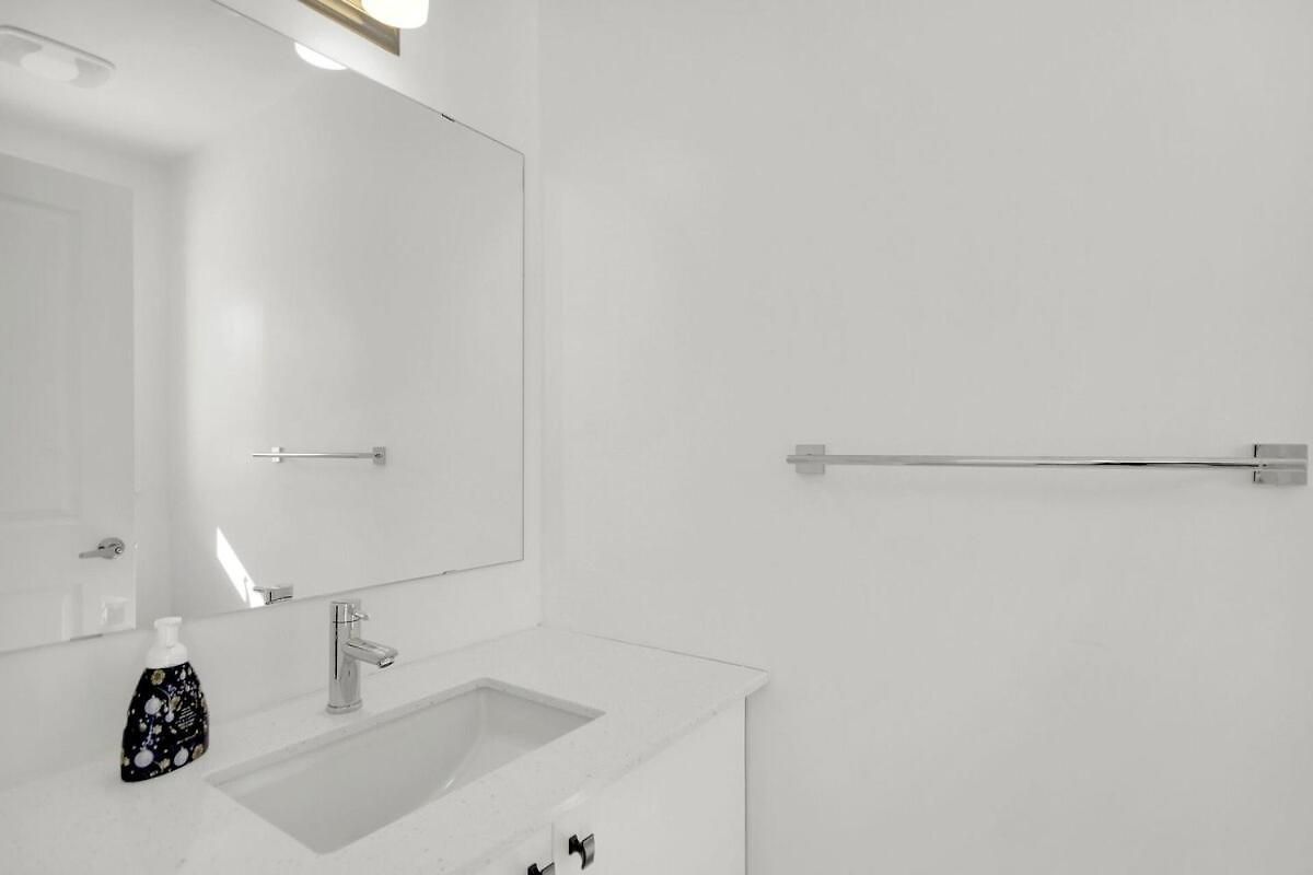 Modern 2br With Parking Near Airport And Downtown Holiday home Ottawa