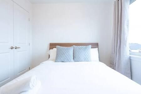 Modern 2br With Parking Near Airport And Downtown Ottawa