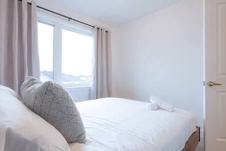 Holiday home Modern 2br With Parking Near Airport And Downtown *