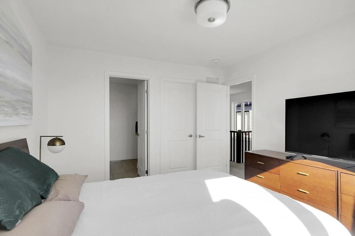 Modern 2br With Parking Near Airport And Downtown Holiday home Ottawa