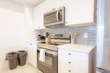 Modern 2br With Parking Near Airport And Downtown *