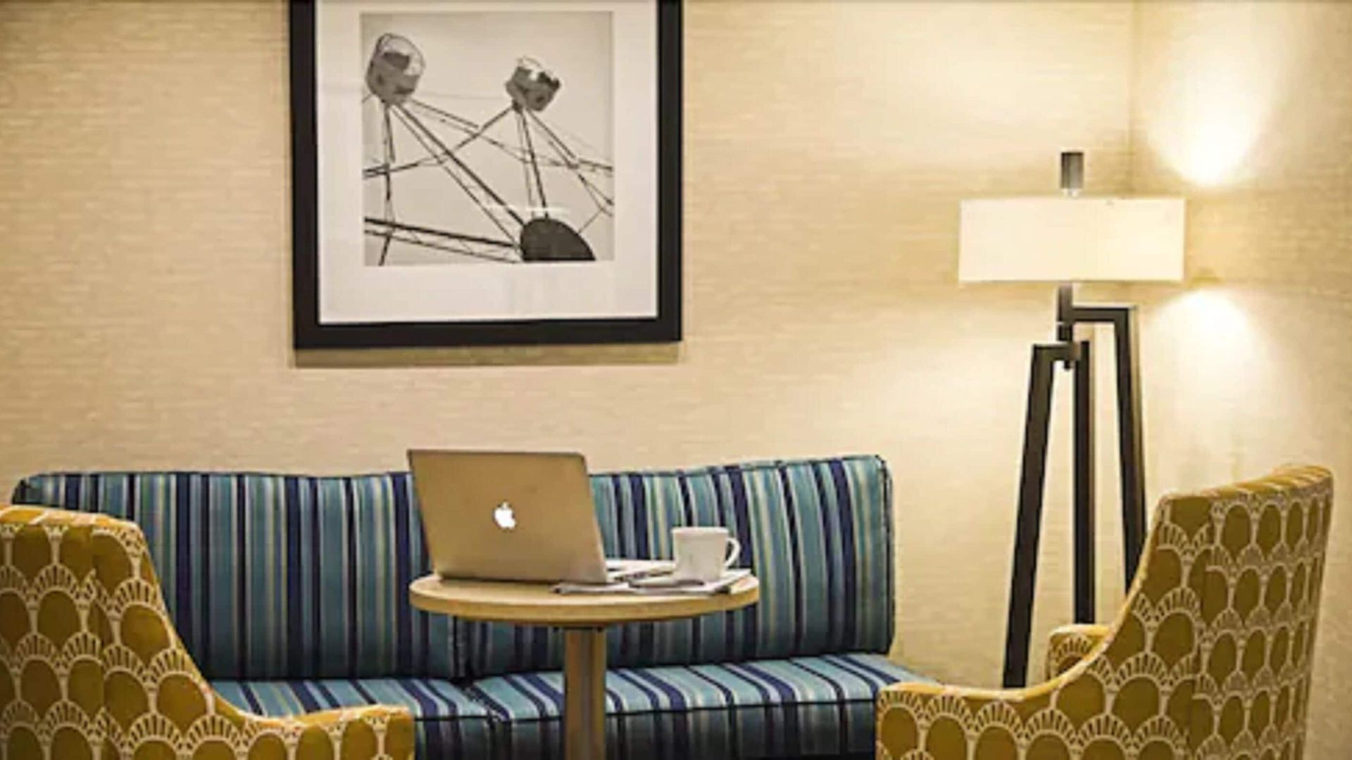 Hotel Hampton By Hilton Airport