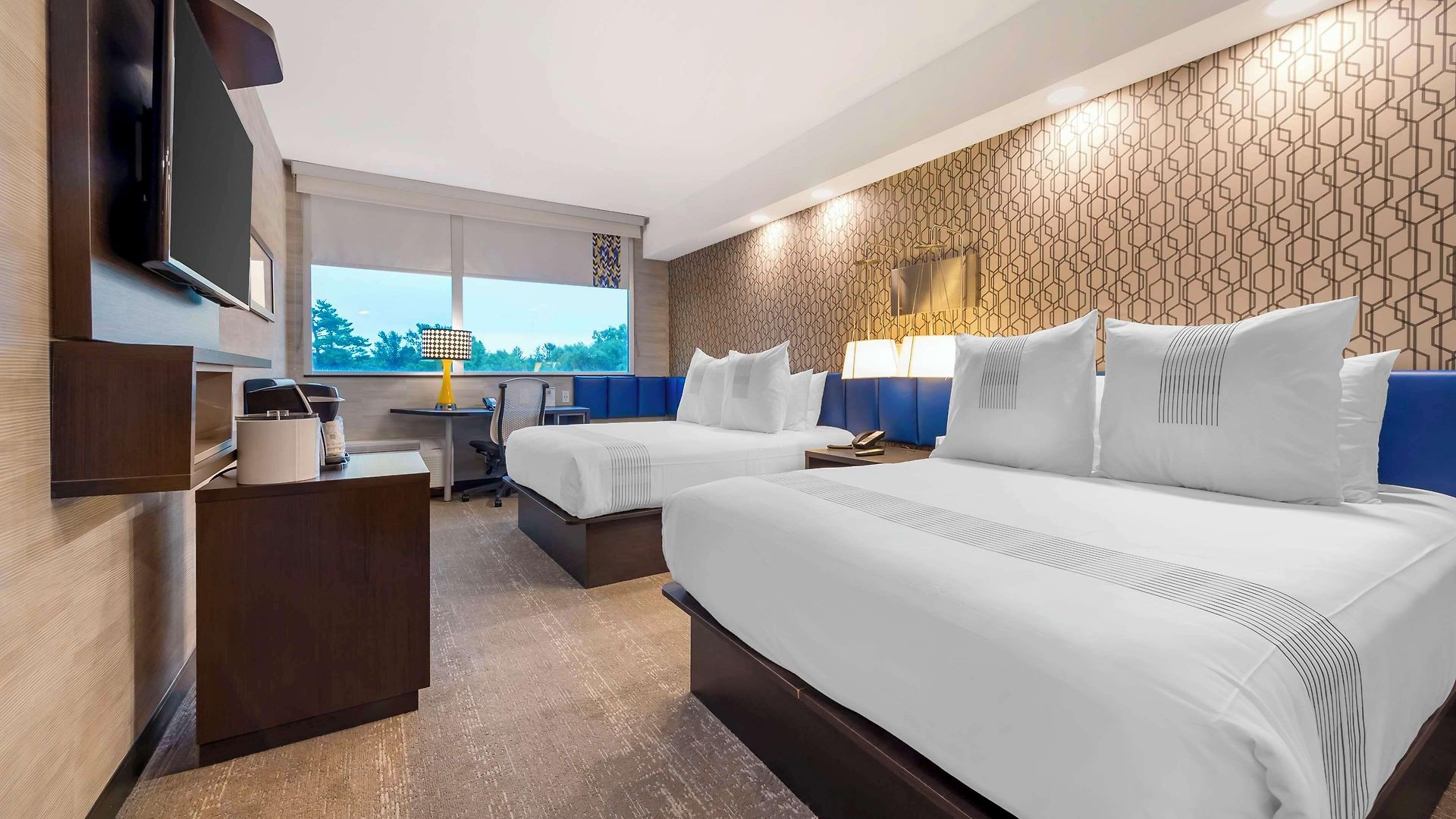 Hotel Glo Western Kanata West 3*