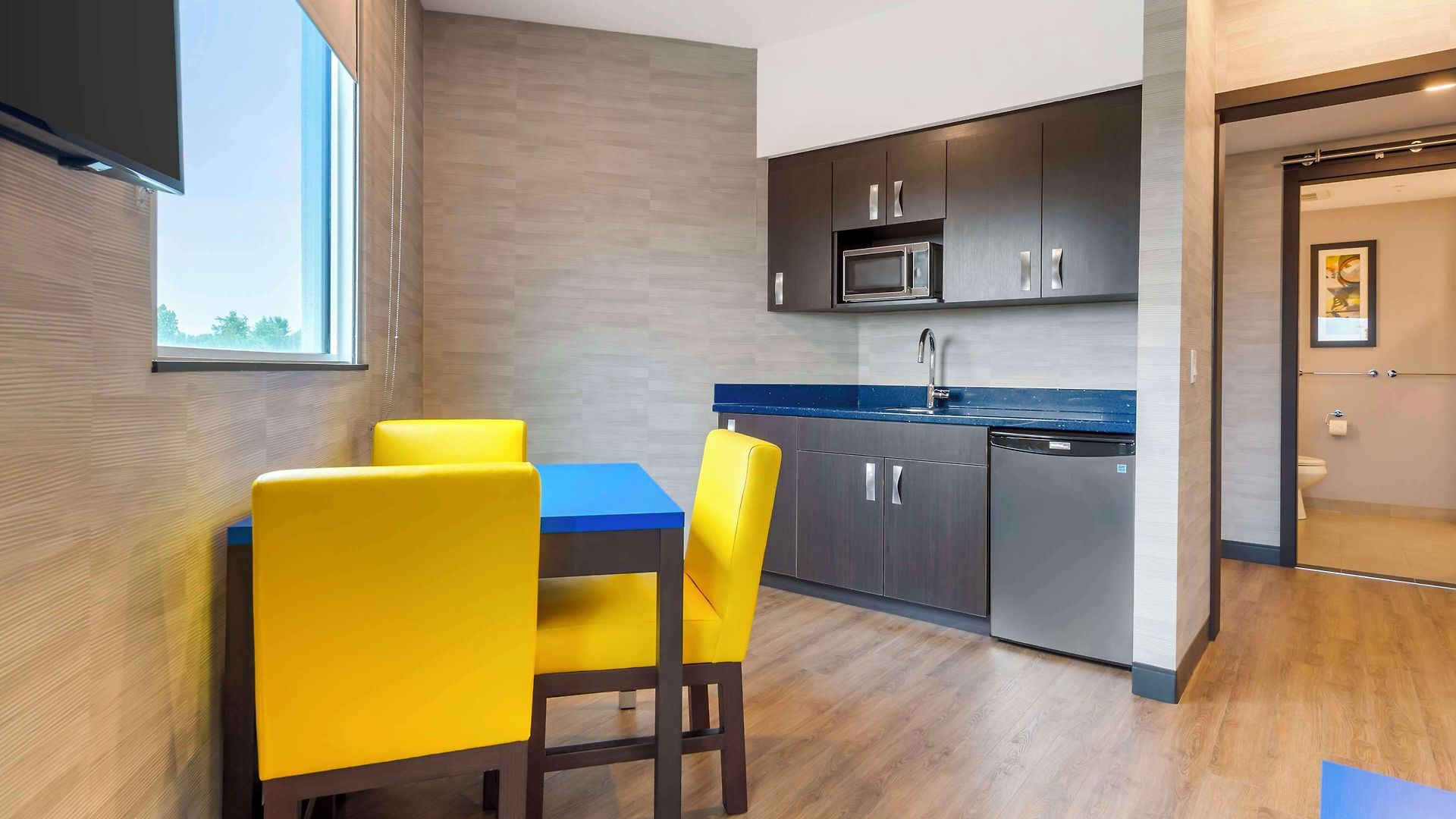 Glo Western Kanata West 3*