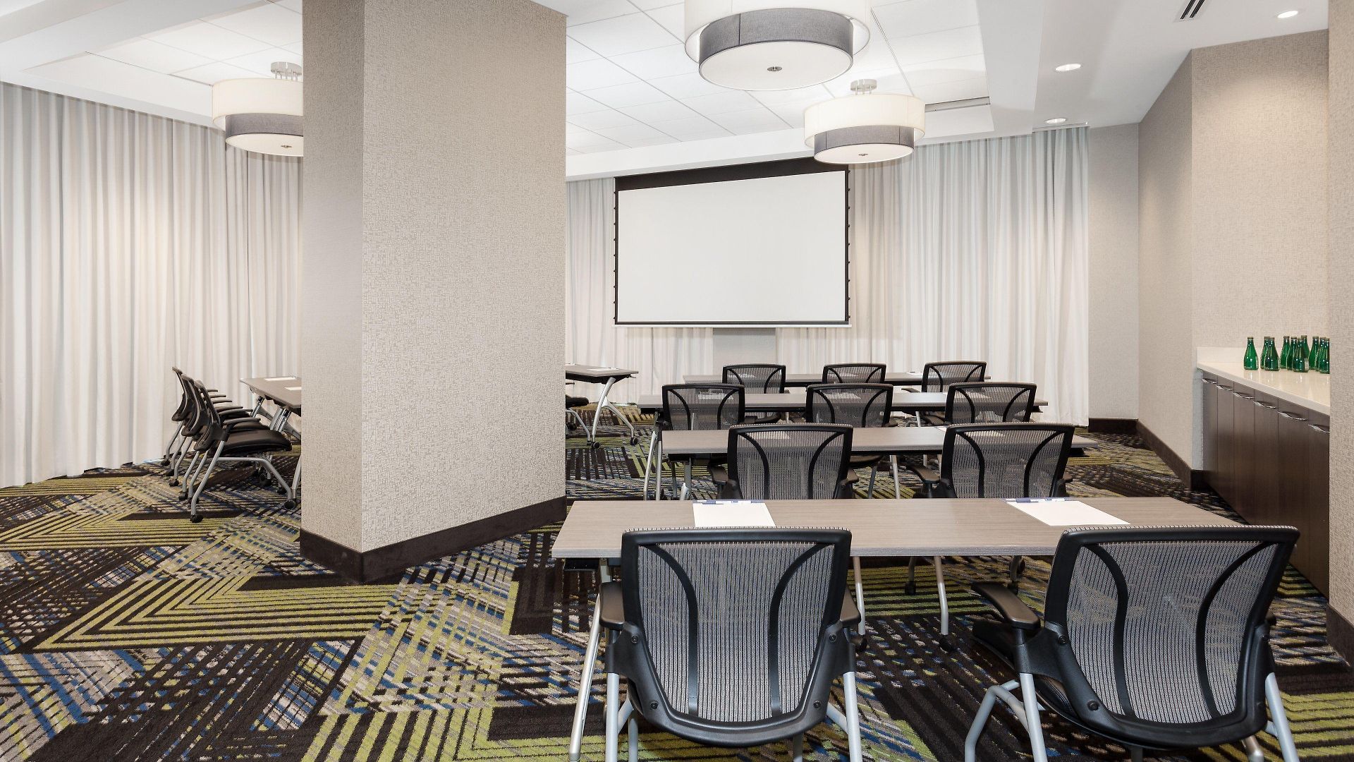 Express & Downtown East By Ihg 3*