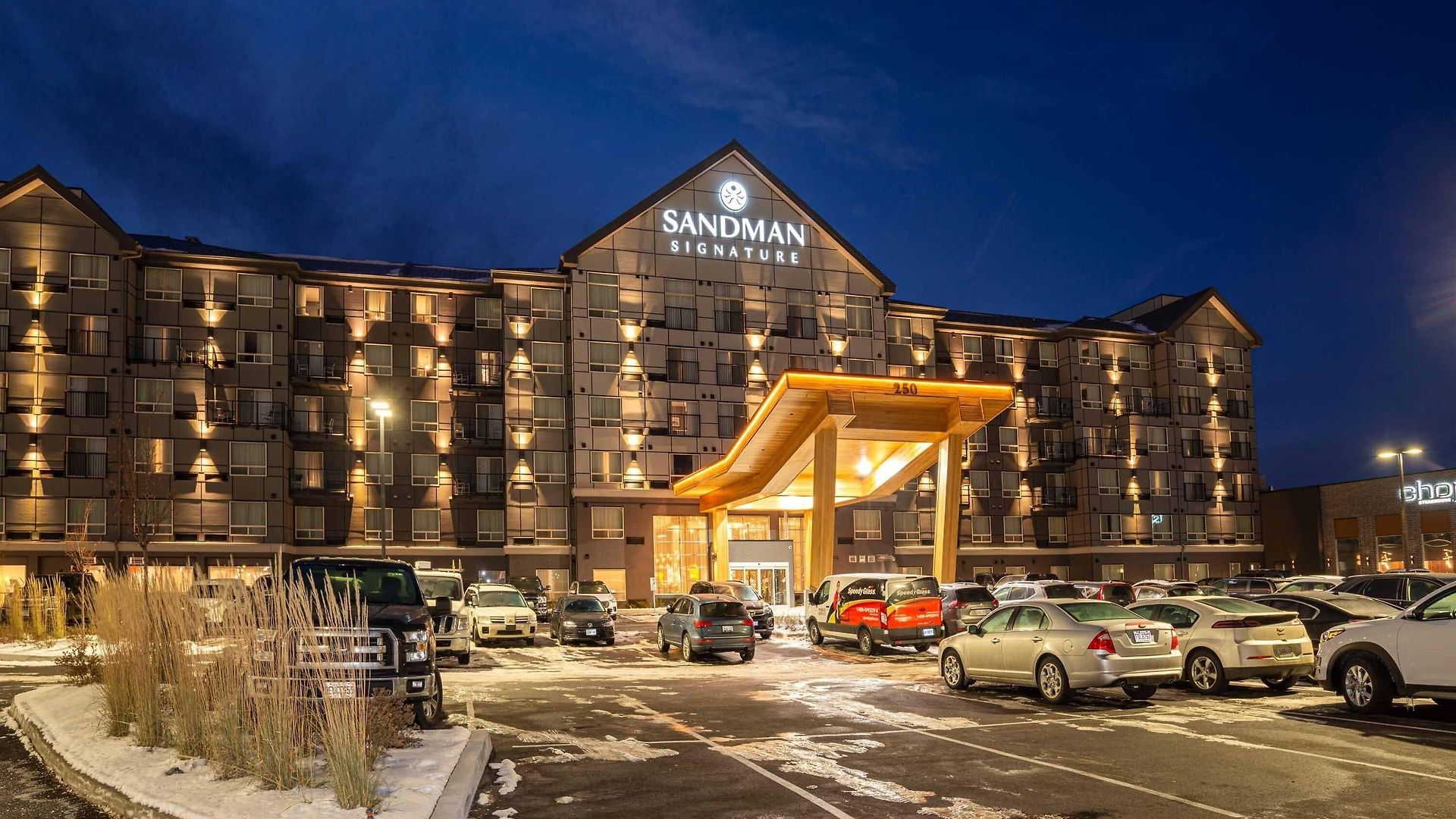 Sandman Signature Airport Hotel 4*