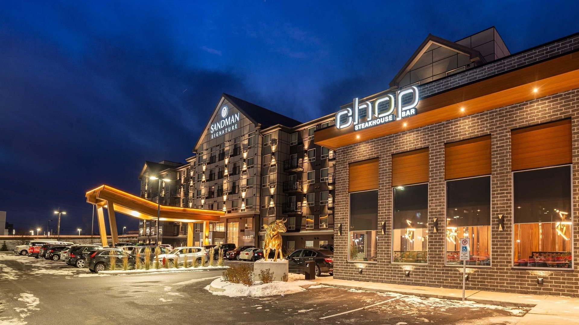 Hotel Sandman Signature Airport 4*