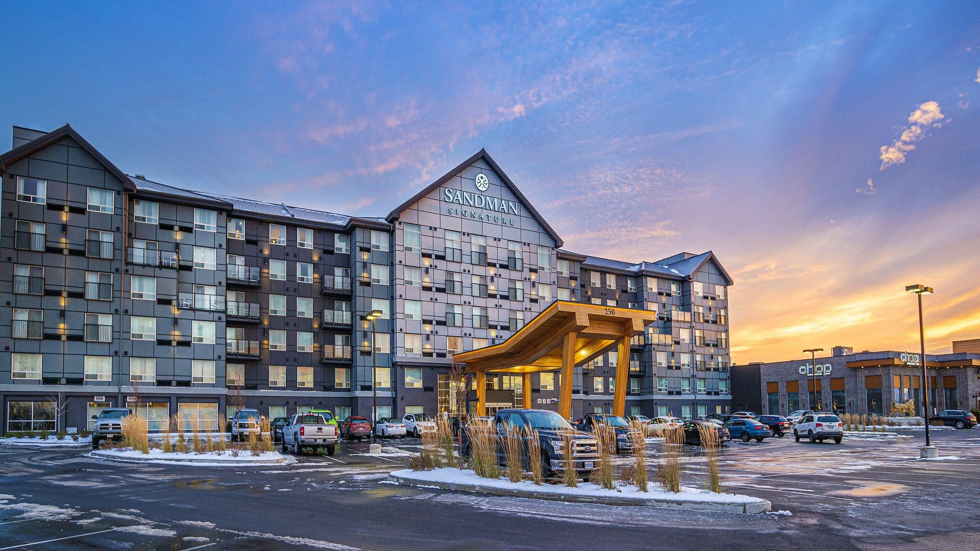 Sandman Signature Airport Hotel 4*