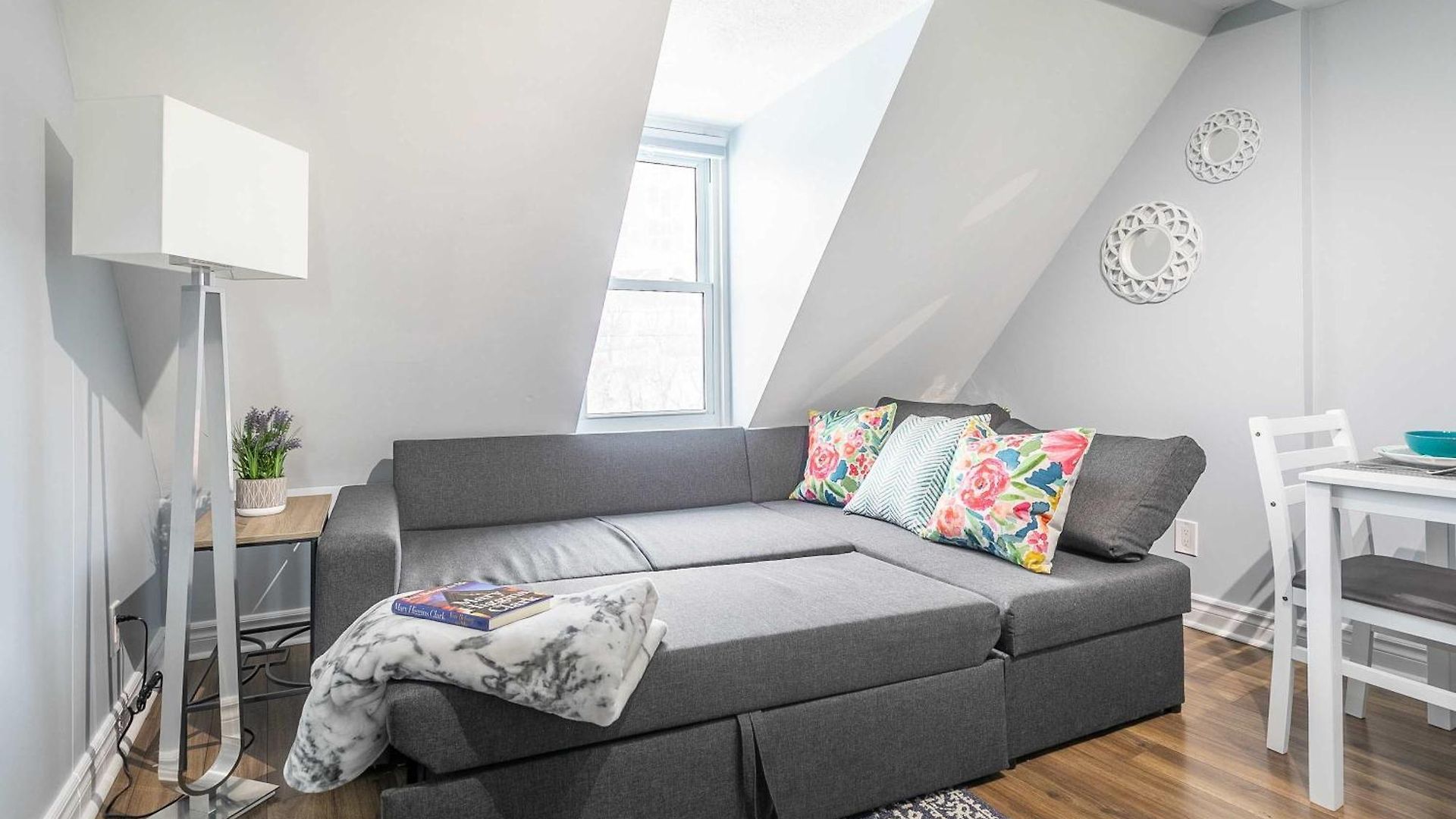 Urban 1br Gem With Kitchen, Smart Tv & Workspace * Ottawa
