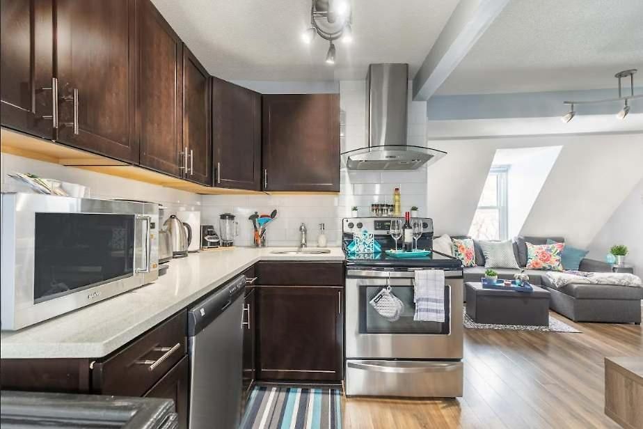 Apartment Urban 1br Gem With Kitchen, Smart Tv & Workspace