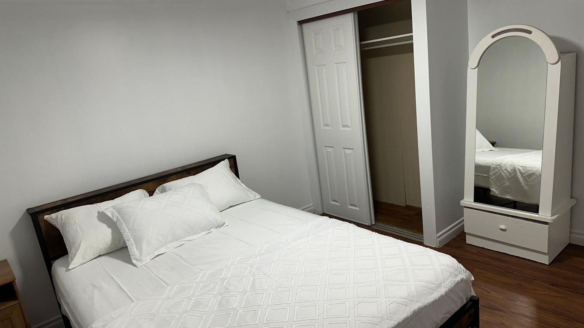 Maple Stay- Private 2 Bedroom Short Term Guest house Ottawa