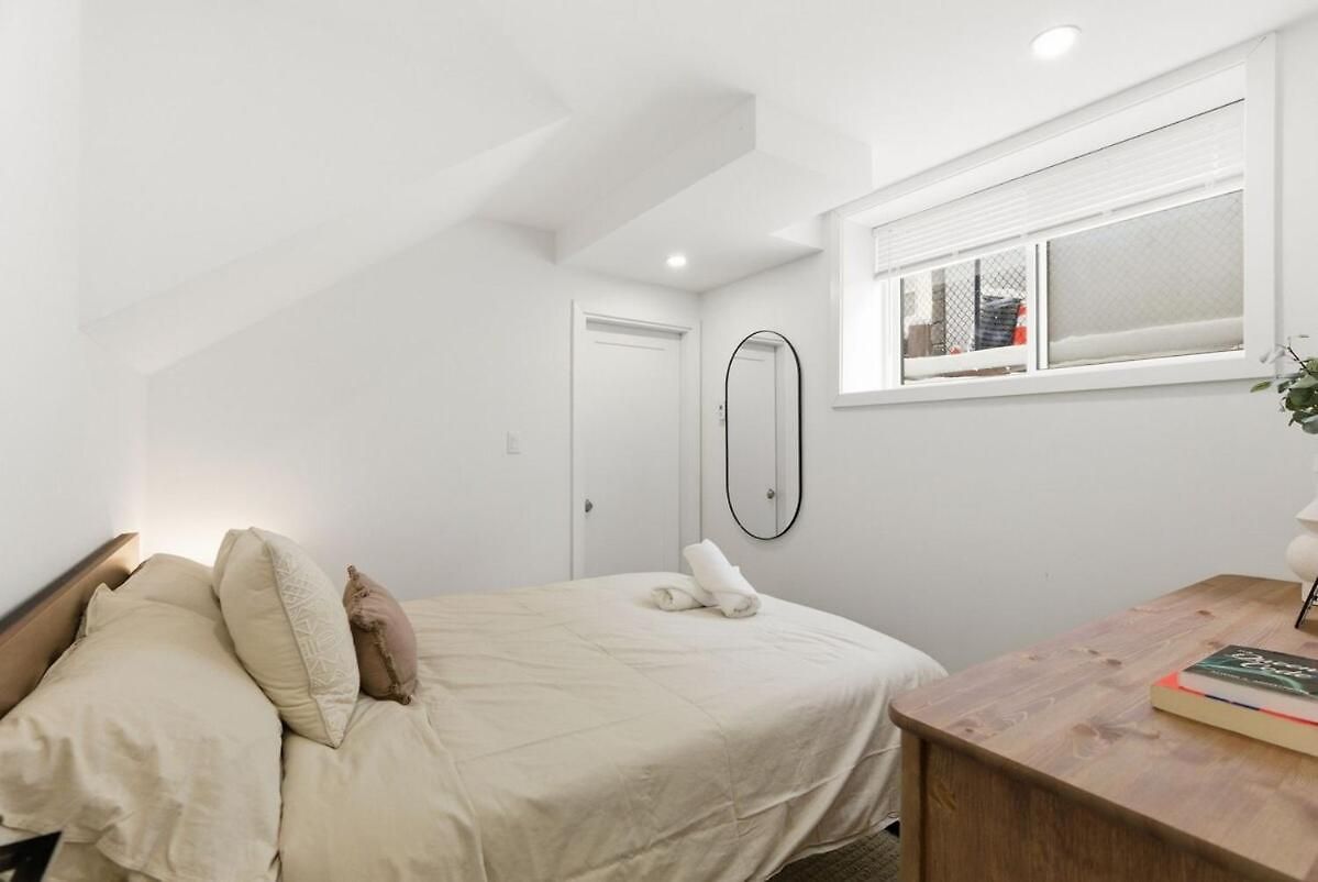 New Modern 1br Basement Near Downtown Free Parking Apartment *