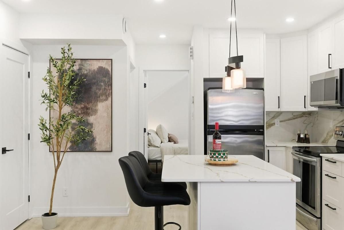New Modern 1br Basement Near Downtown Free Parking Apartment *