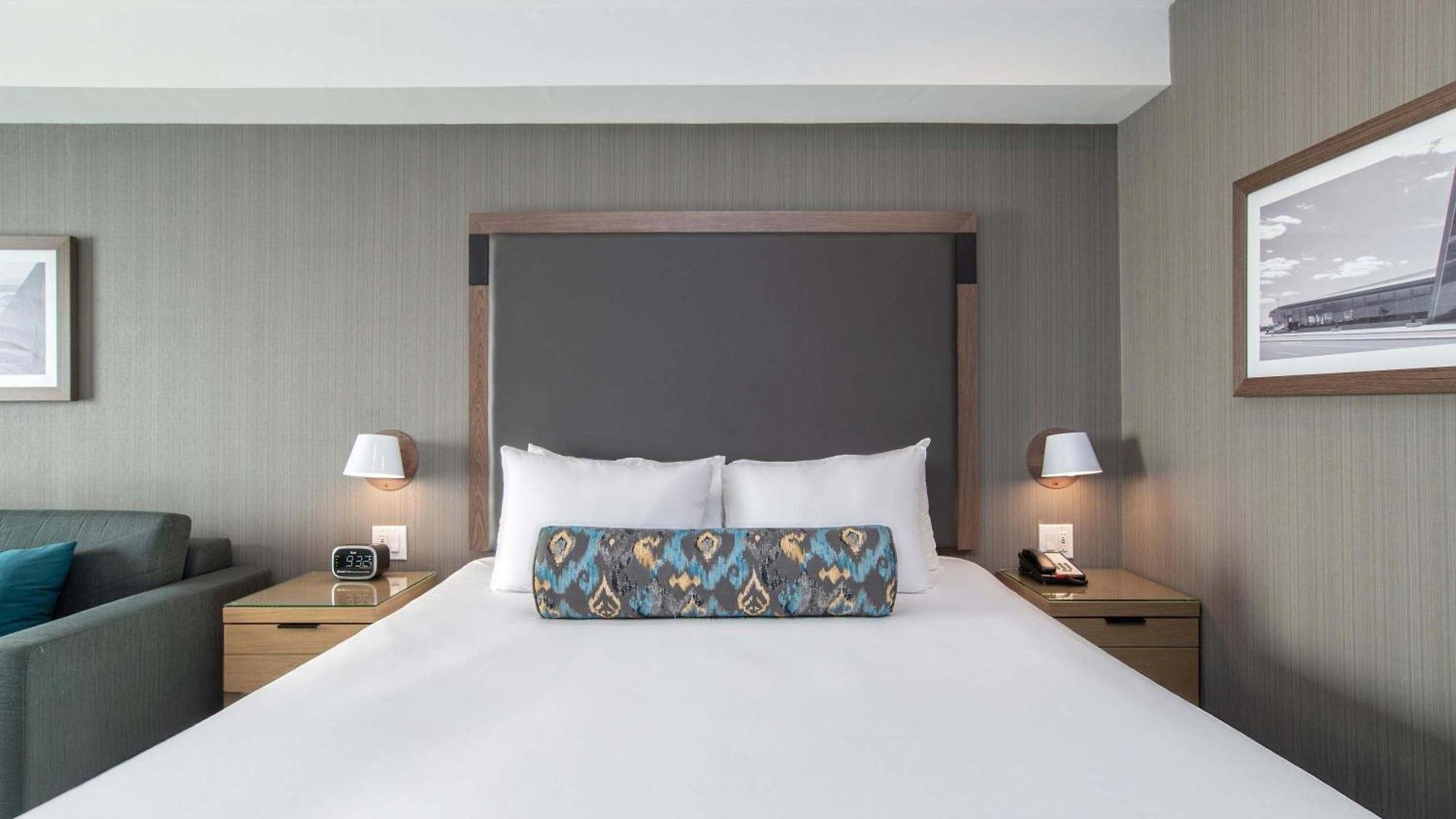 Sandman Signature Airport Hotel 4*