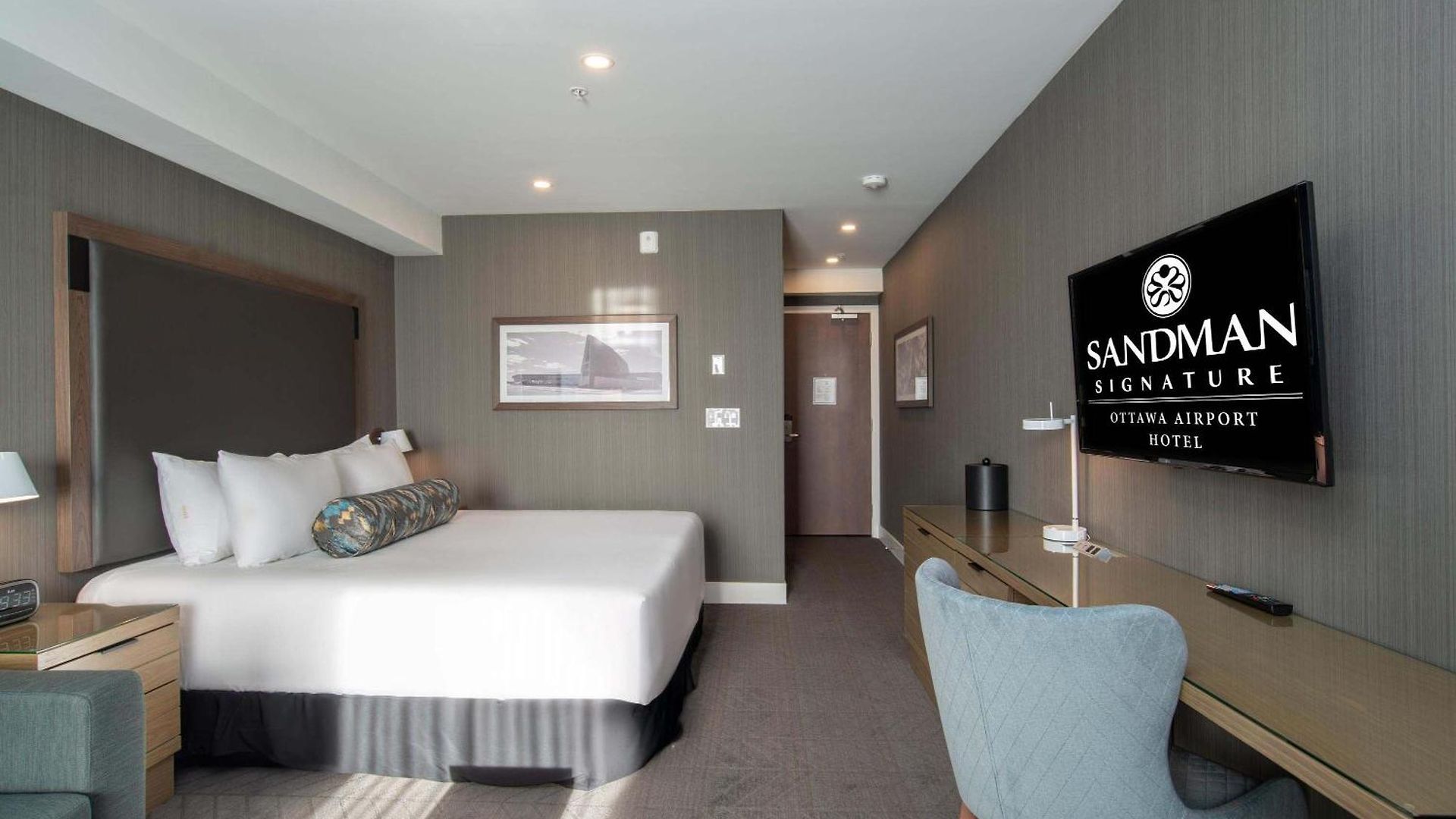 Hotel Sandman Signature Airport 4*