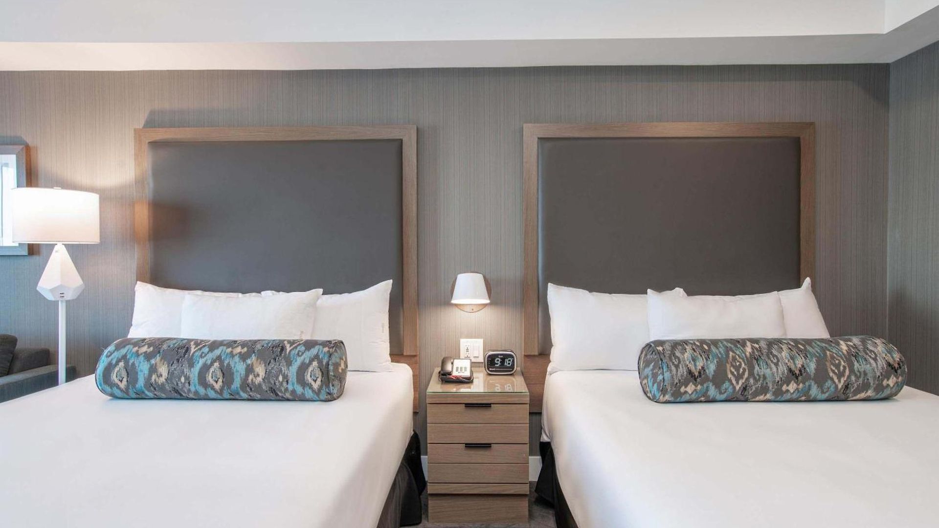 Sandman Signature Airport Hotel 4*