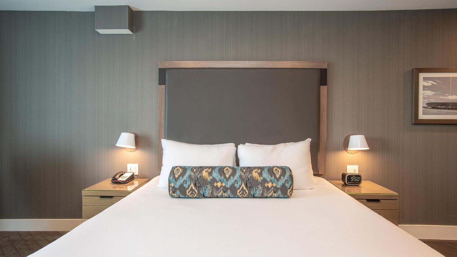 Hotel Sandman Signature Airport 4*