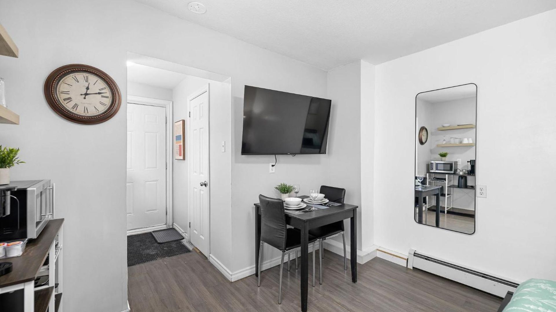 Modern By Byward Market & Rideau Centre Apartment