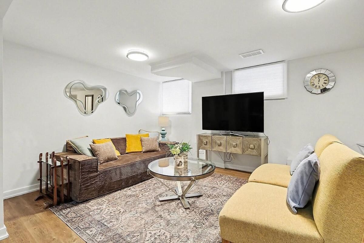 Apartment Stylish 2br With Private Yard Ottawa