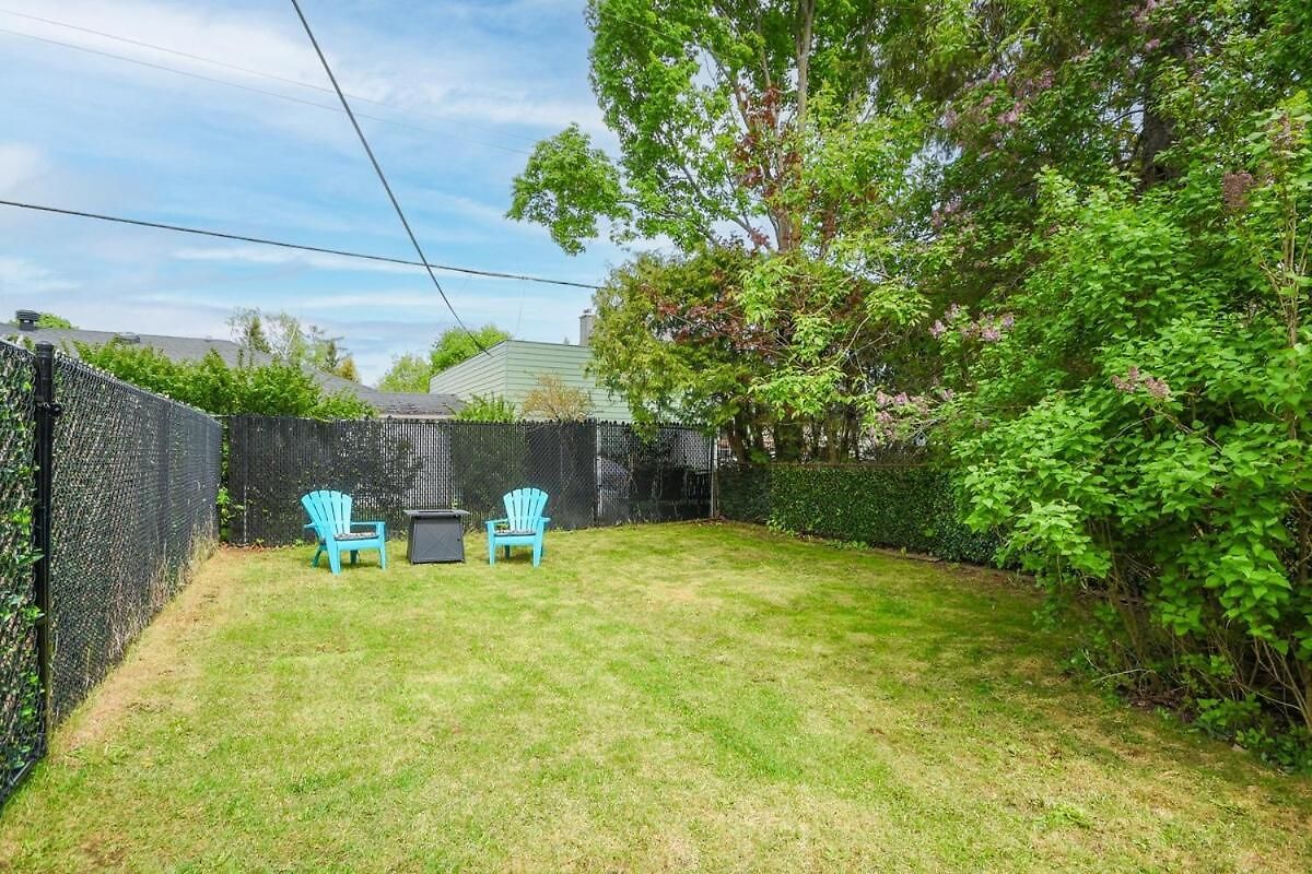 Stylish 2br With Private Yard *