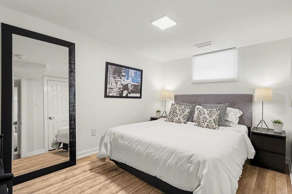 Stylish 2br With Private Yard Apartment