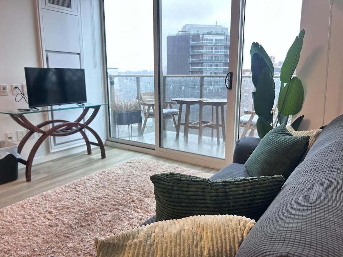 Apartment Modern In The Heart Of Westboro *
