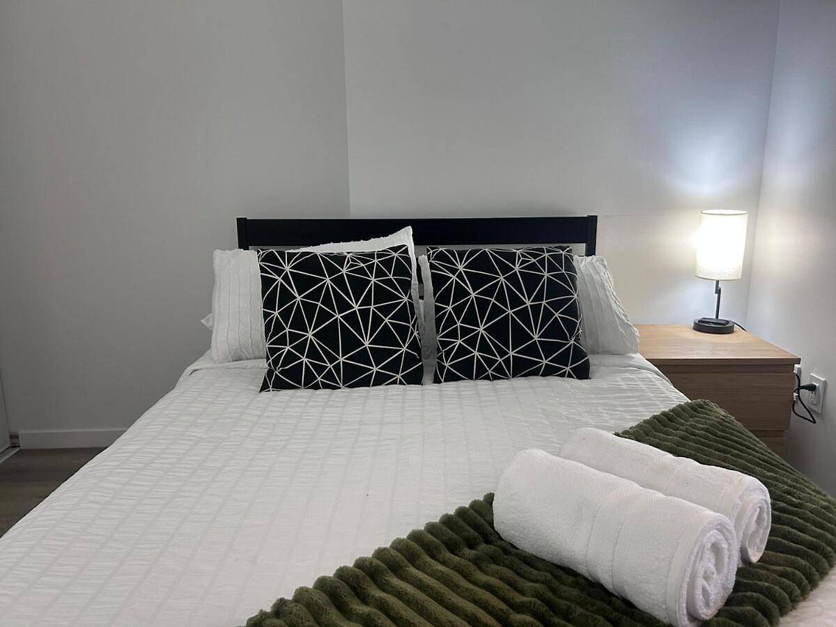Apartment Modern In The Heart Of Westboro *