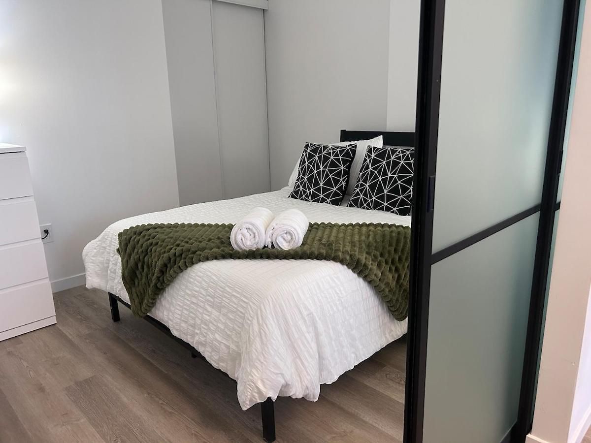 Apartment Modern In The Heart Of Westboro *