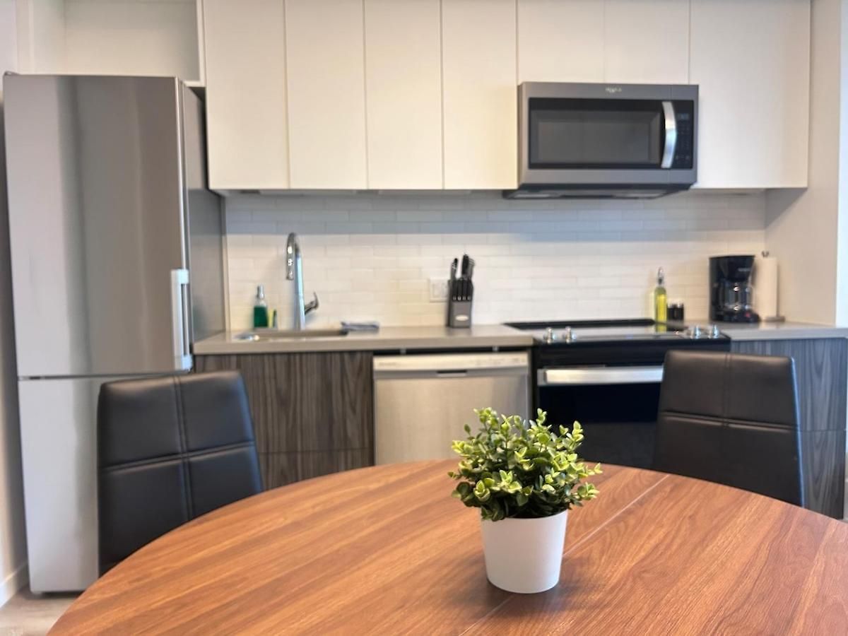 Modern In The Heart Of Westboro Apartment *