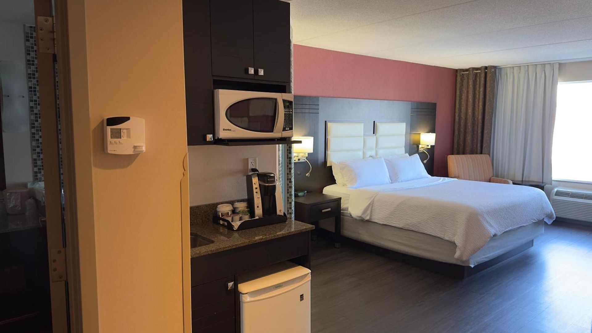 Express & West - Nepean By Ihg Hotel