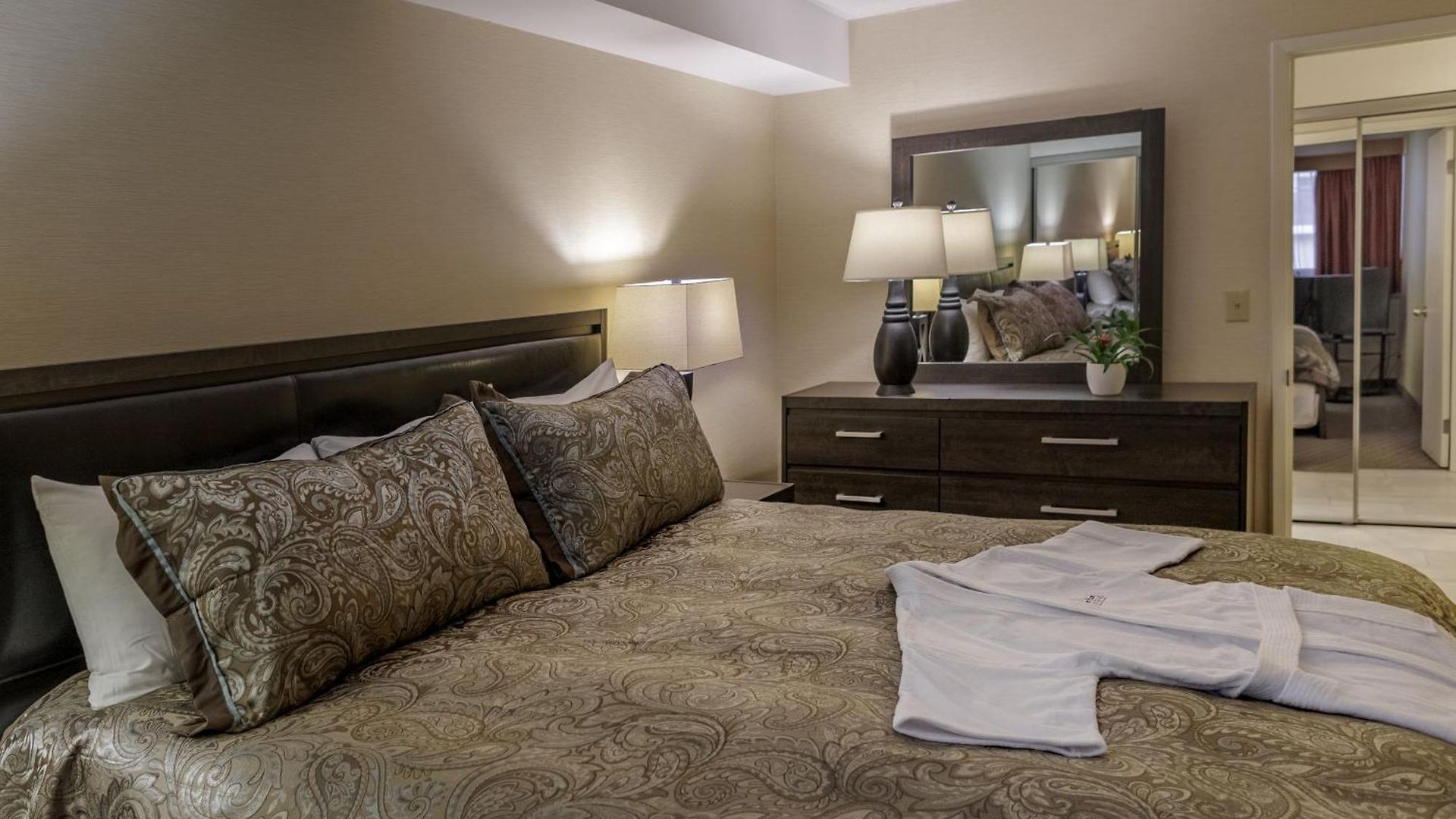 Cartier Place Hotel 3*