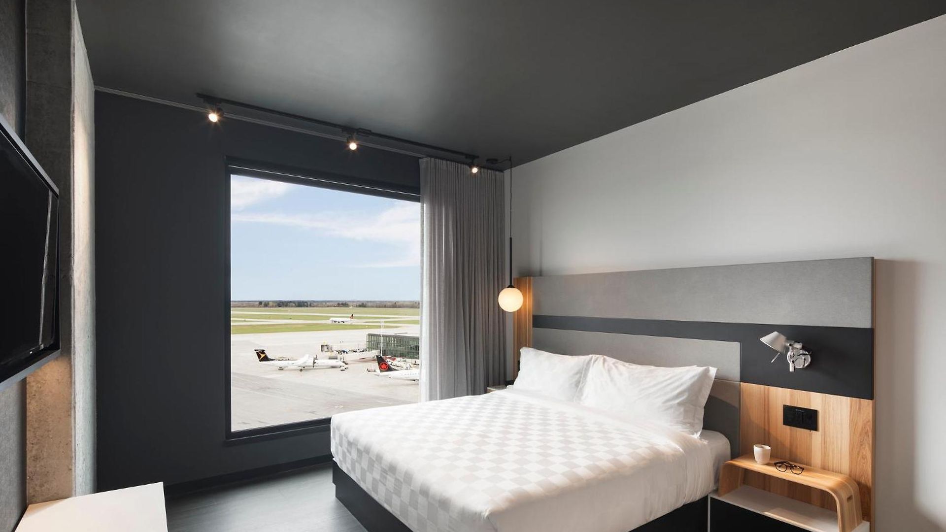Hotel Alt Airport *