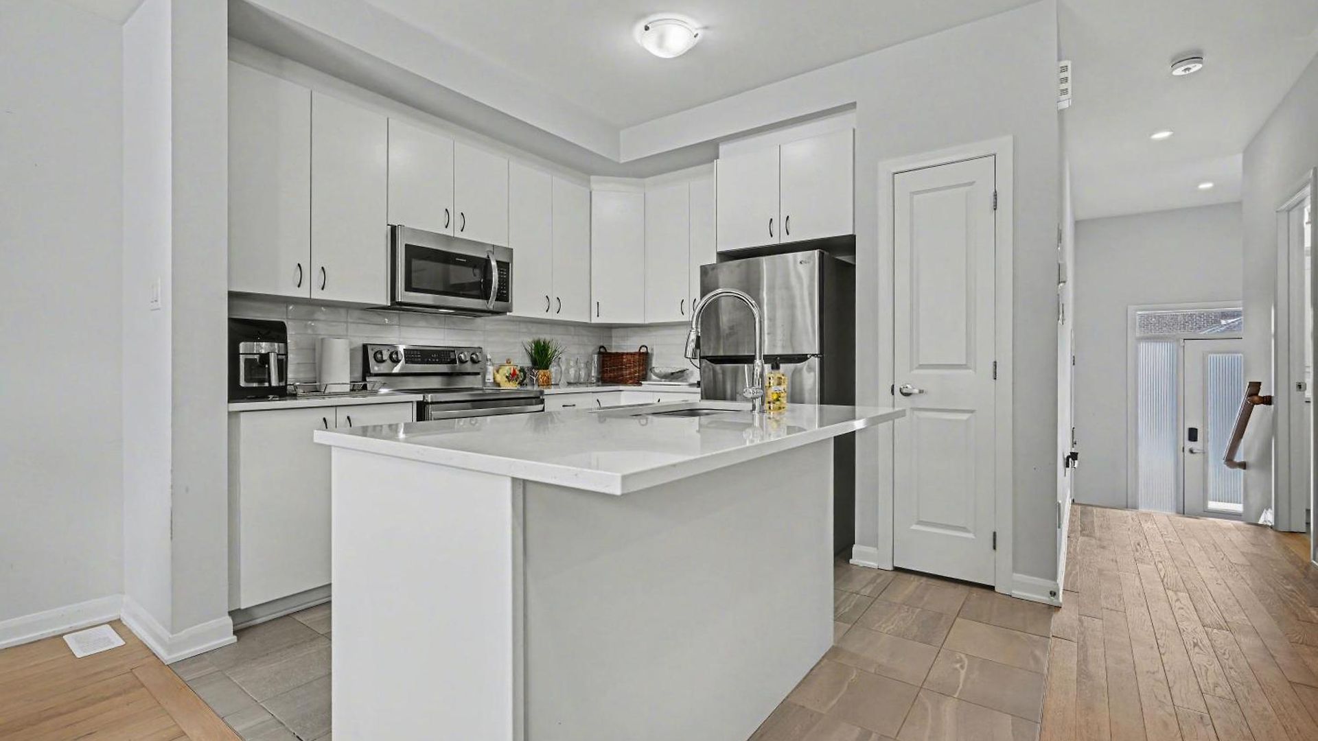Modern Spacious 3br With Free Parking And Wi-fi *