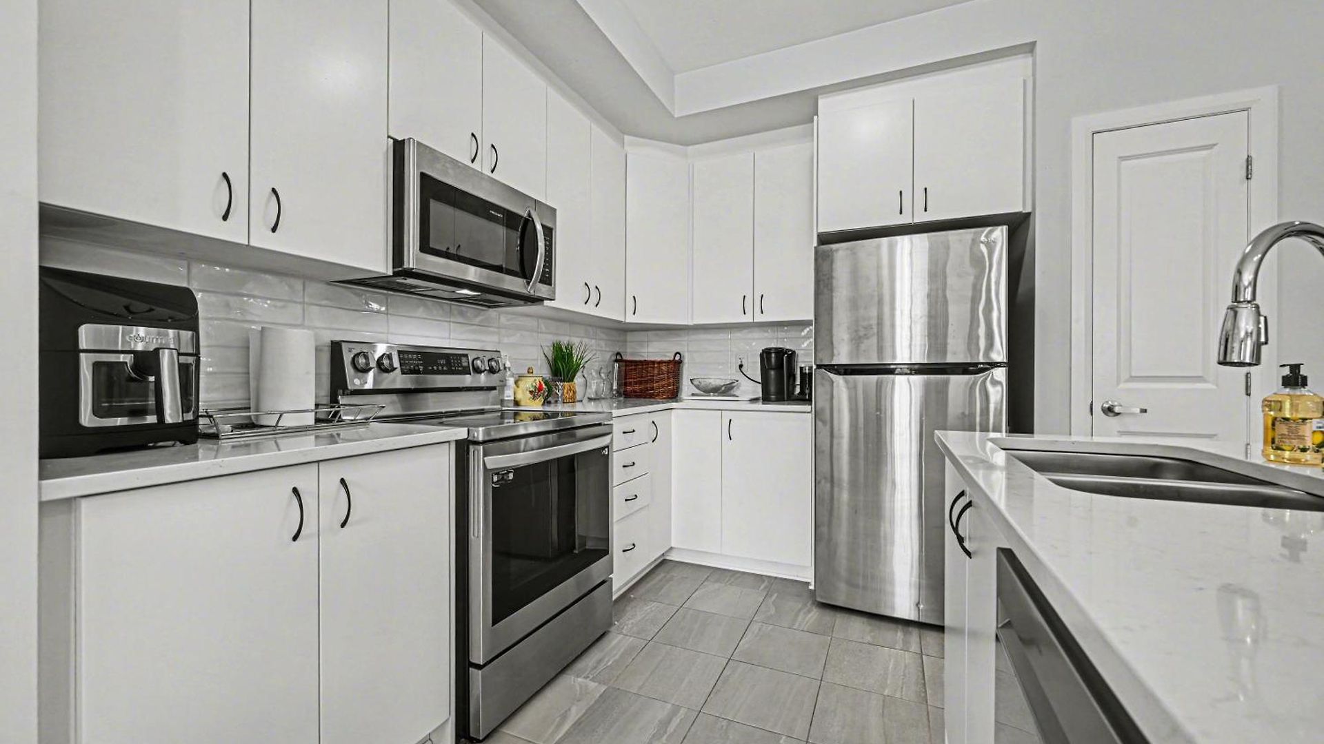 Modern Spacious 3br With Free Parking And Wi-fi Holiday home *