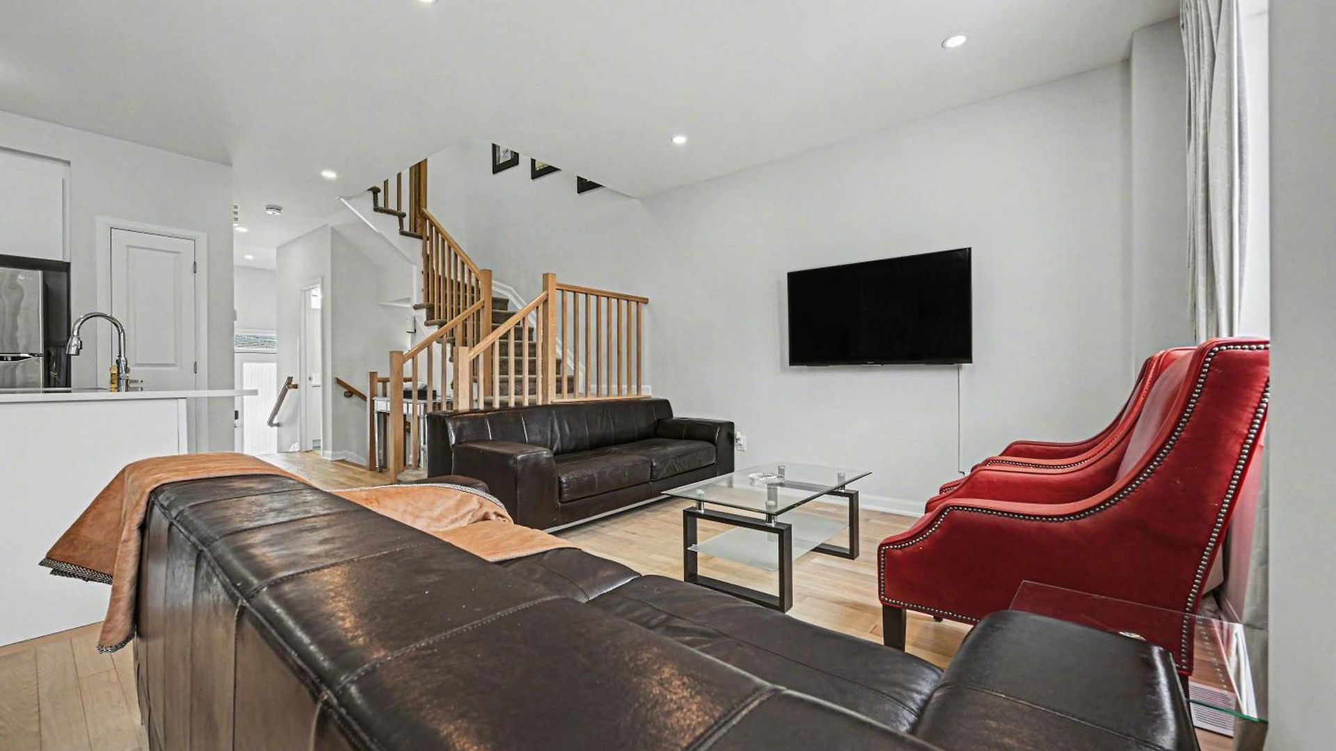 Holiday home Modern Spacious 3br With Free Parking And Wi-fi