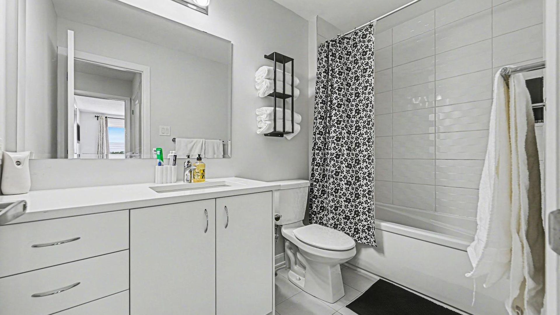 Modern Spacious 3br With Free Parking And Wi-fi * Ottawa
