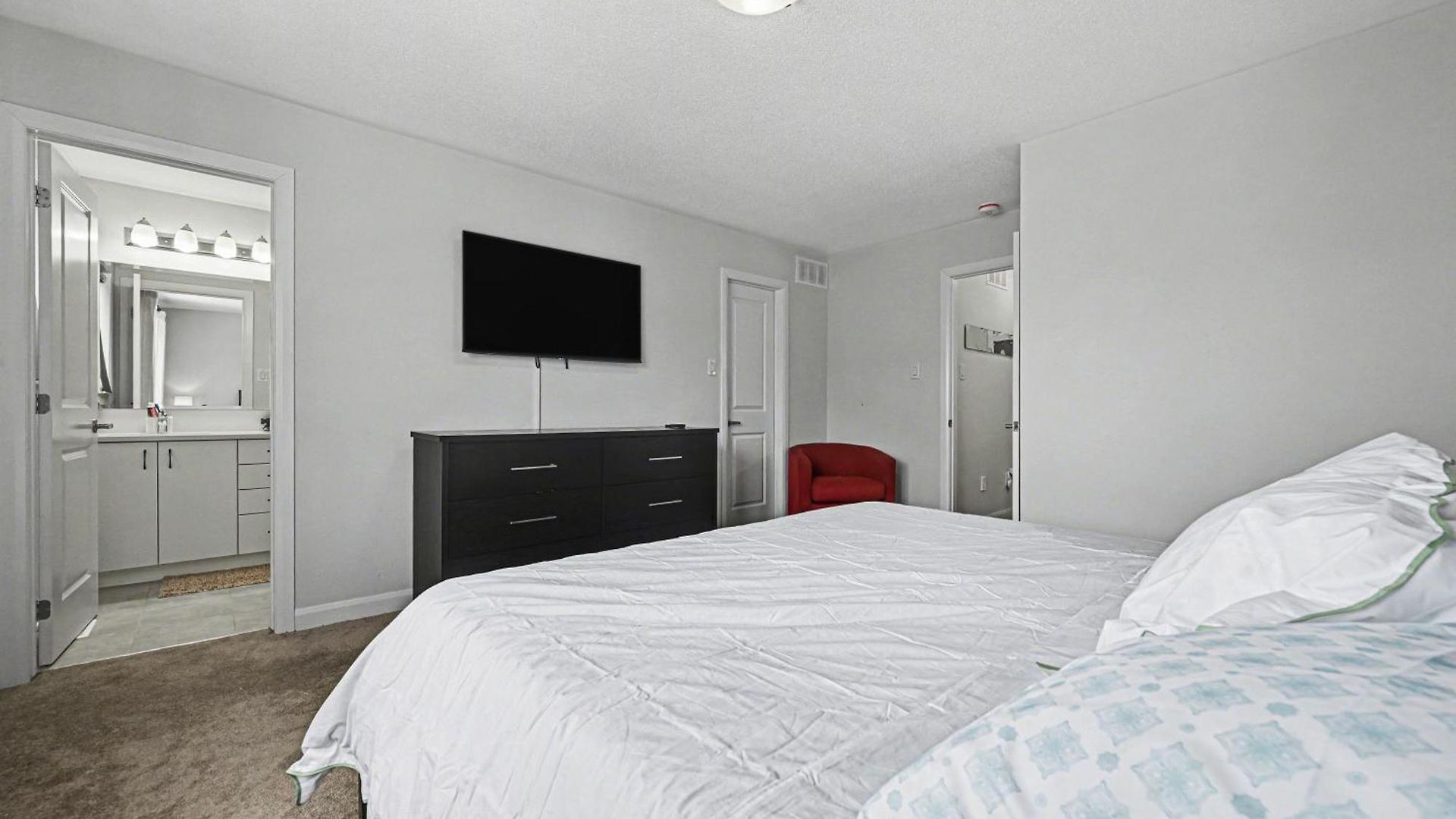 Modern Spacious 3br With Free Parking And Wi-fi Holiday home
