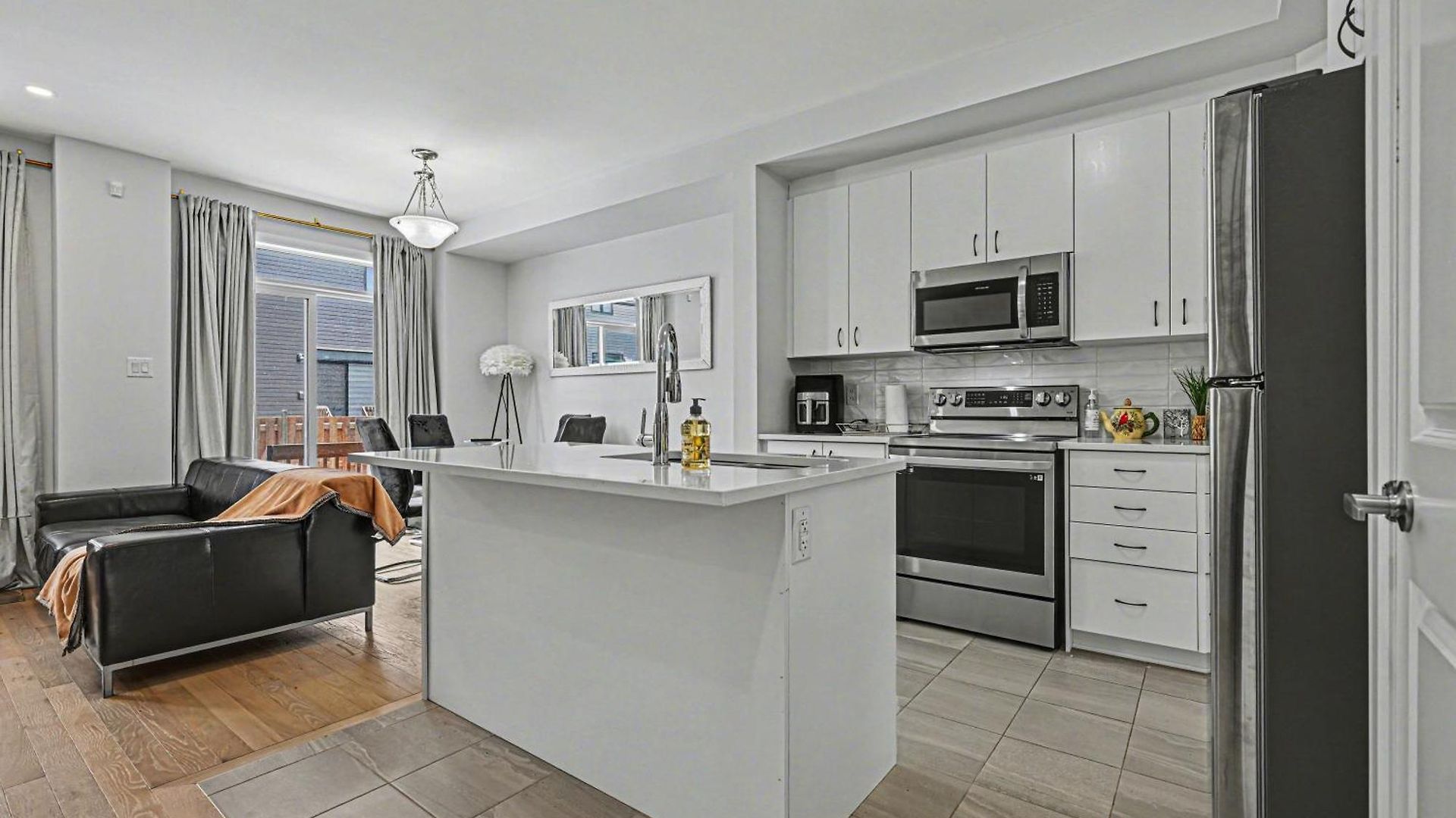 Modern Spacious 3br With Free Parking And Wi-fi Holiday home Ottawa