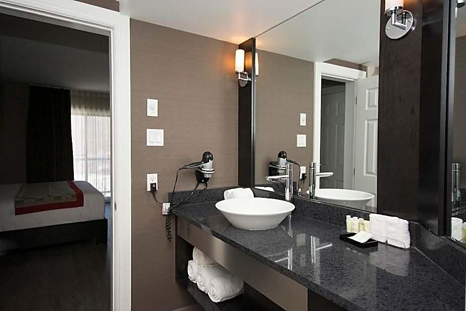 Ramada By Wyndham On The Rideau