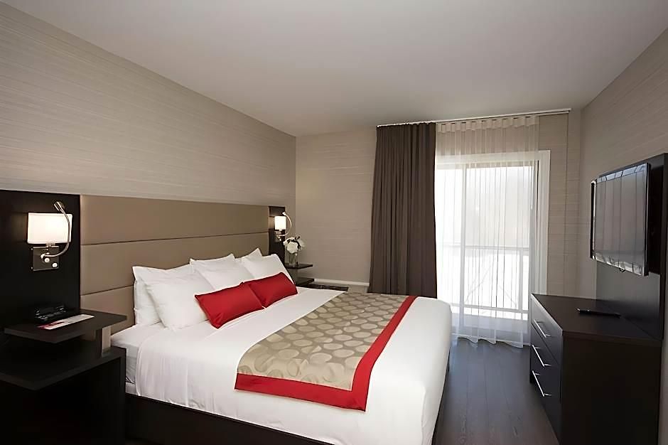 Ramada By Wyndham On The Rideau 3*
