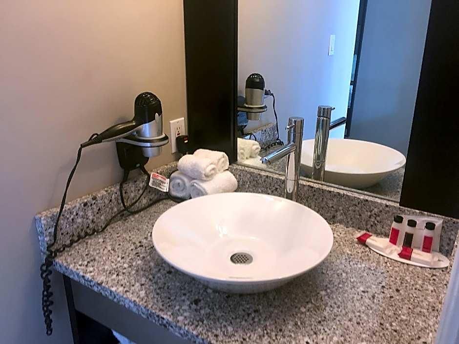 Hotel Ramada By Wyndham On The Rideau Ottawa