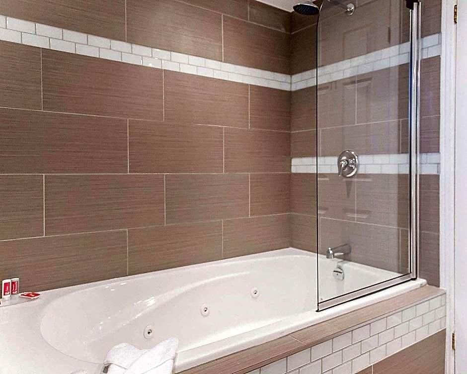 Econo Downtown Lodge *