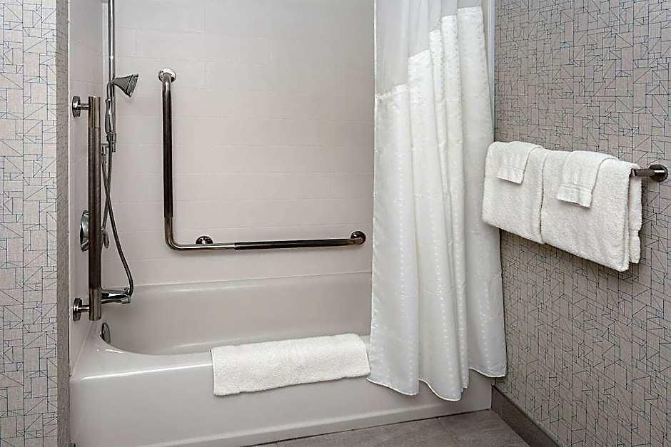 Express & Downtown East By Ihg