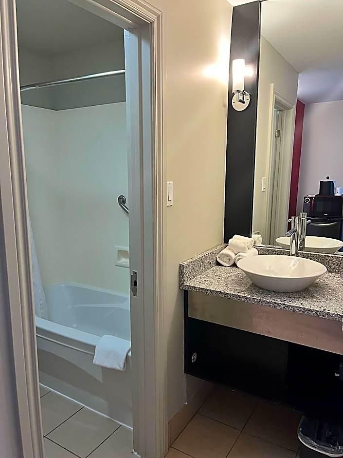 Ramada By Wyndham On The Rideau 3*