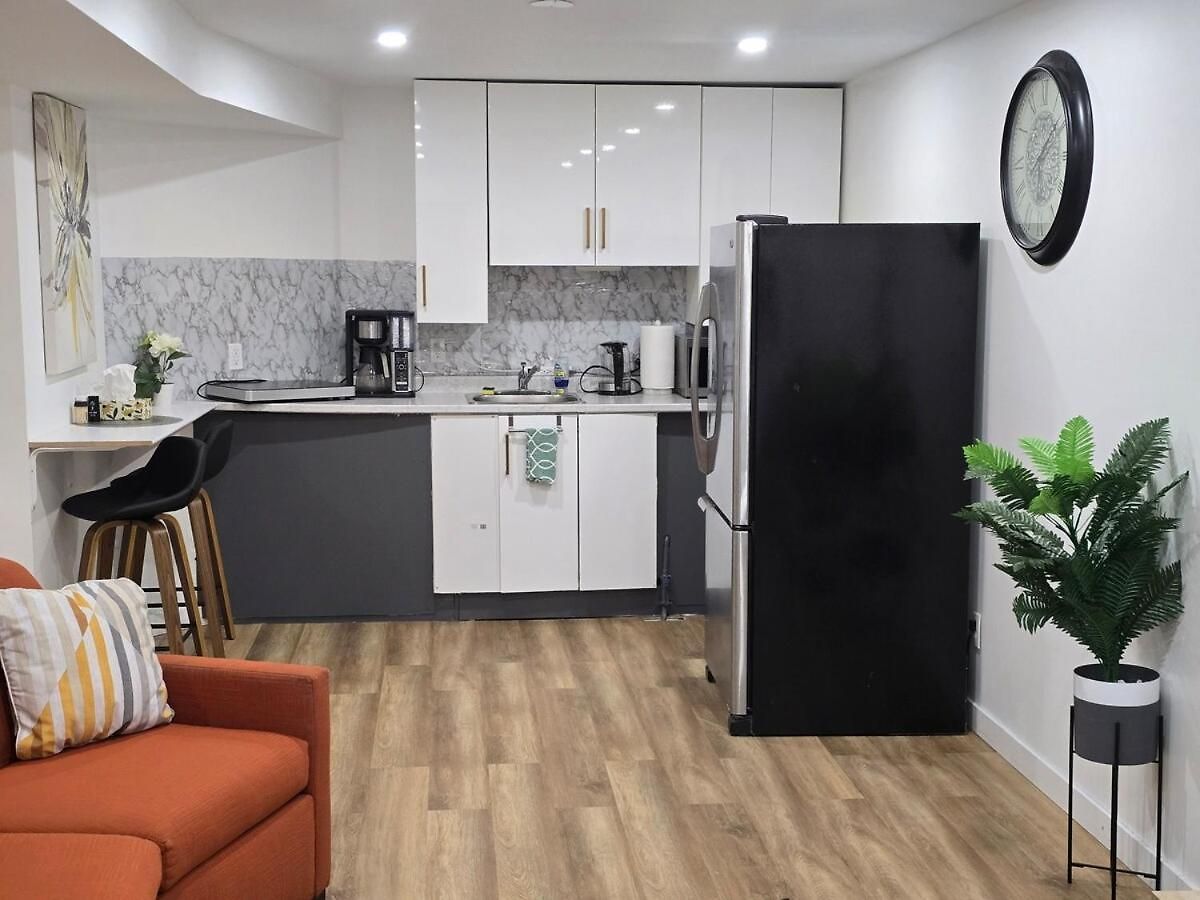 Apartment Elegant Basement In Barrhaven,