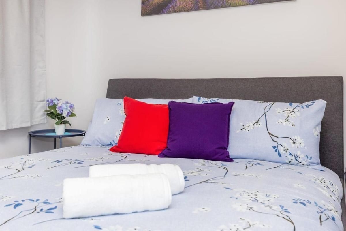 Modern Queen Apartment - Steps From Little Italy
