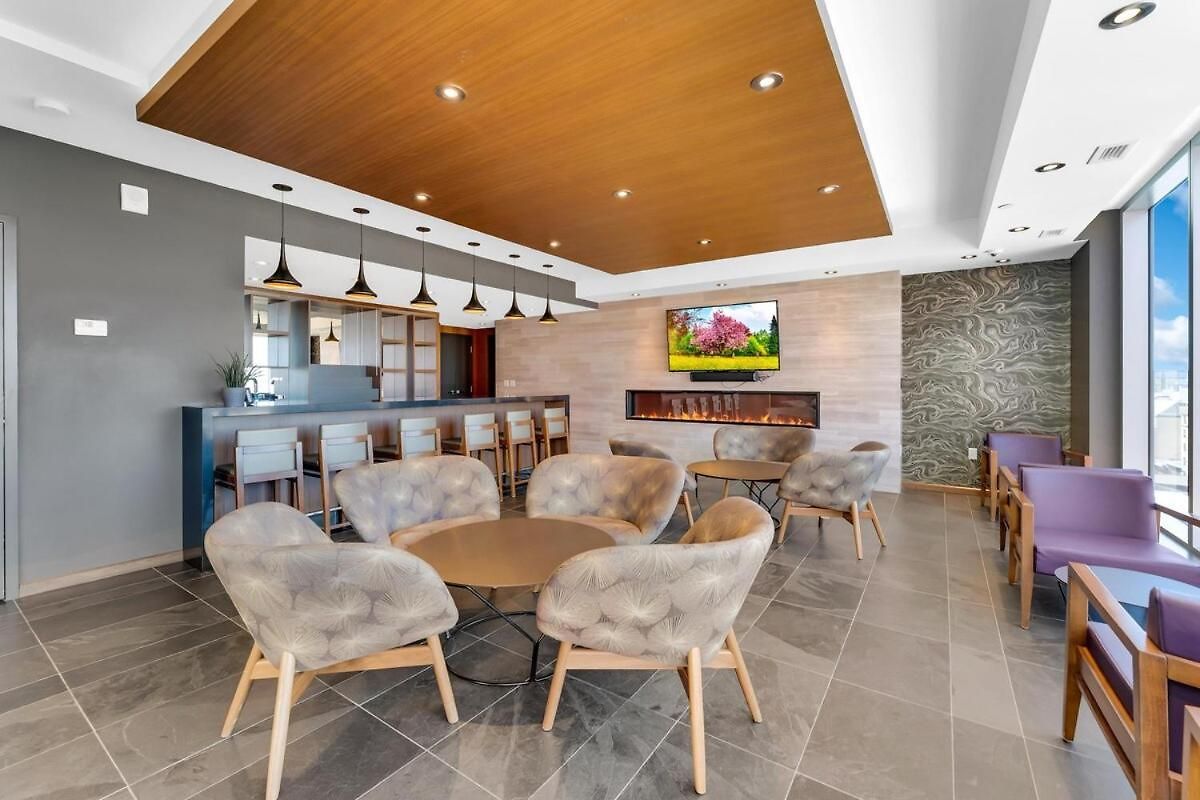 Apartment Executive With Parking Dt