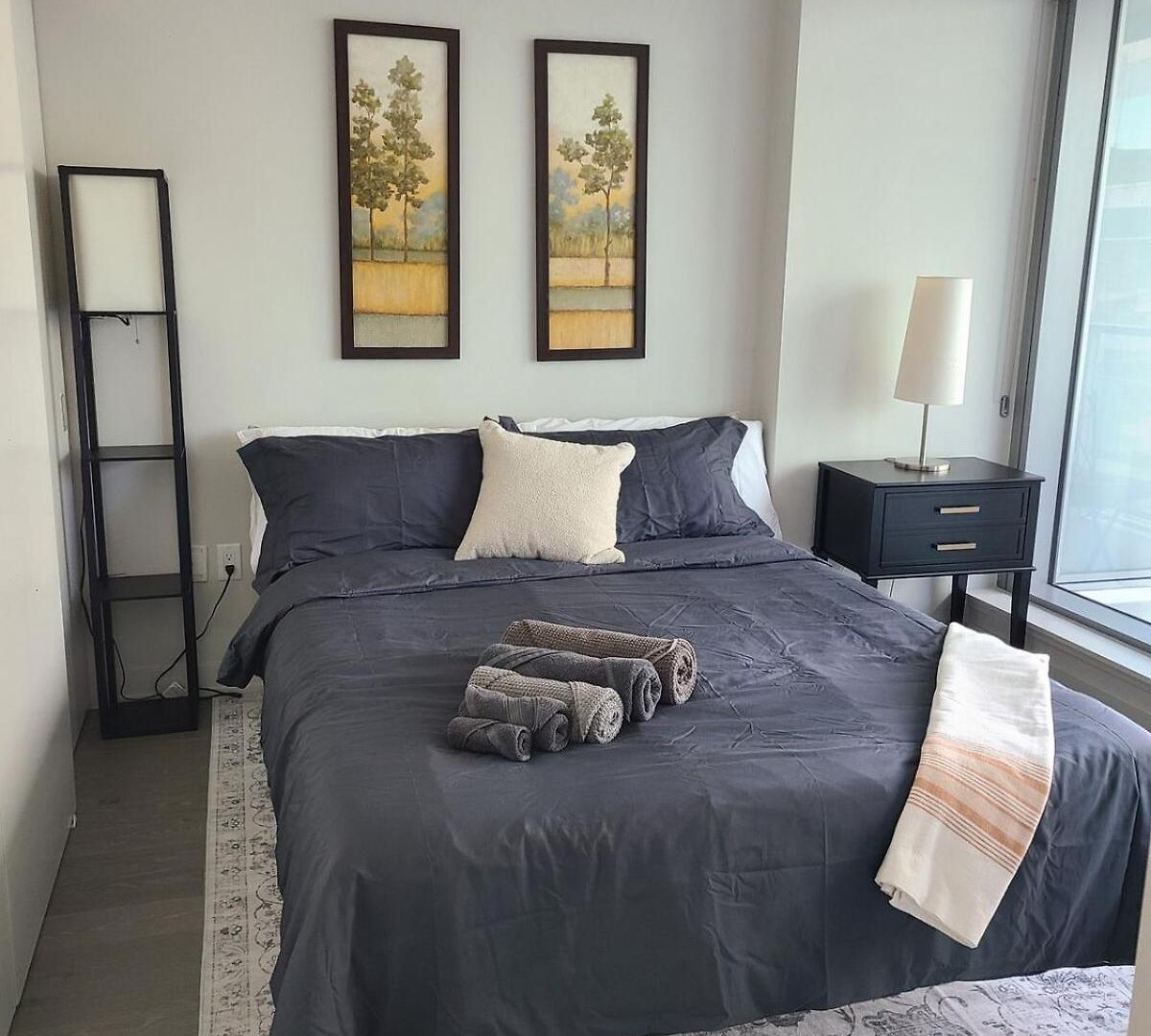 Apartment Executive With Parking Dt