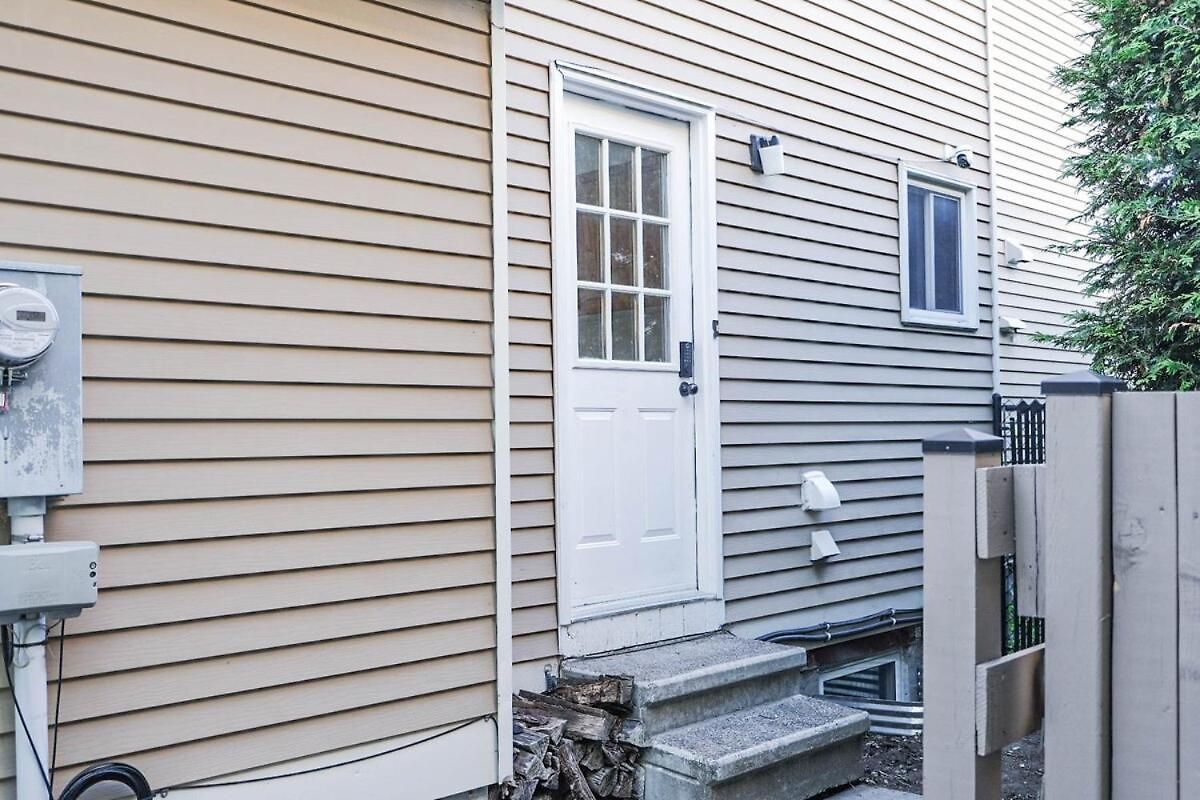 Elegant Basement In Barrhaven, Apartment *