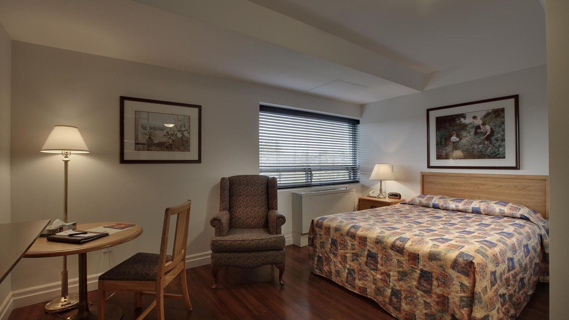 Hotel Embassy West 3*